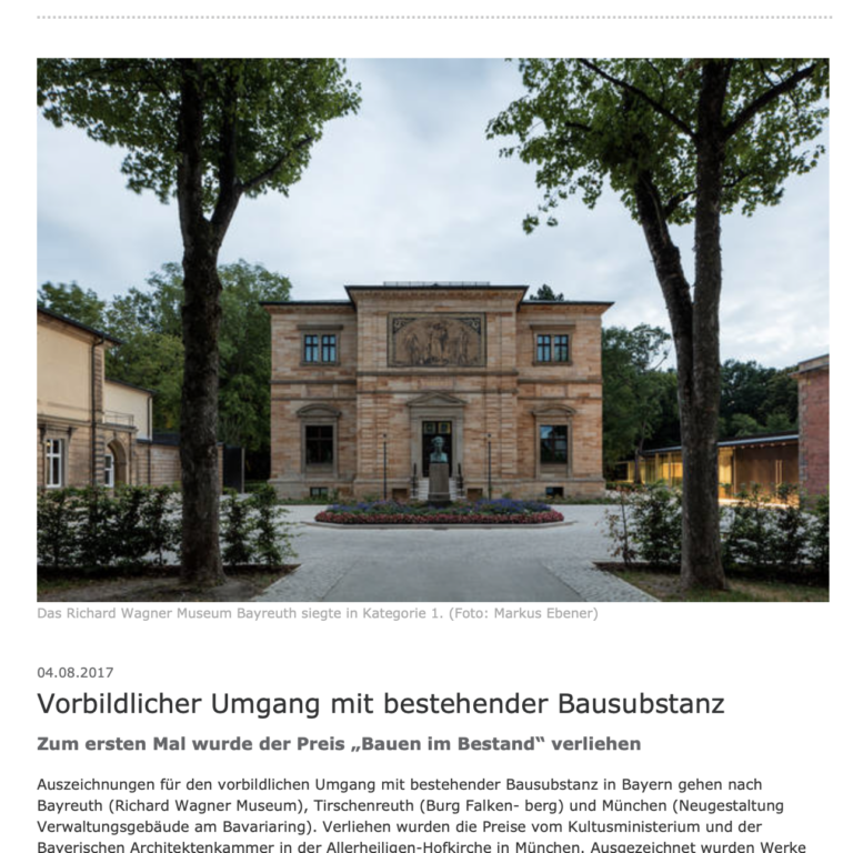Zeitungsartikel der Bayerischen Staatszeitung über den vorbildlichen Umgang mit historischer Bausubstanz, mit Foto des Richard-Wagner-Museums in Bayreuth.