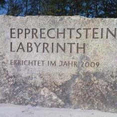 Großer Naturstein mit eingraviertem Text: „Epprechtstein Labyrinth – Errichtet im Jahr 2009“.