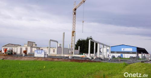 Neubau des Feuerwehrgerätehauses in Immenreuth Baustelle eines Industrie- oder Gewerbebaus mit großem Kran und Rohbau-Strukturen auf freiem Feld.