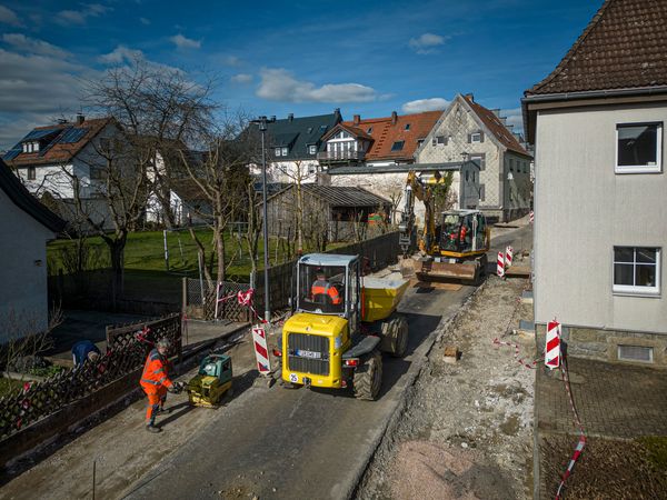 Waldershof-Sanierung-Karl Wölfl Str. März 2023 Straßensanierung in einem Wohngebiet mit Bauarbeitern, Baumaschinen und abgesperrter Baustelle.